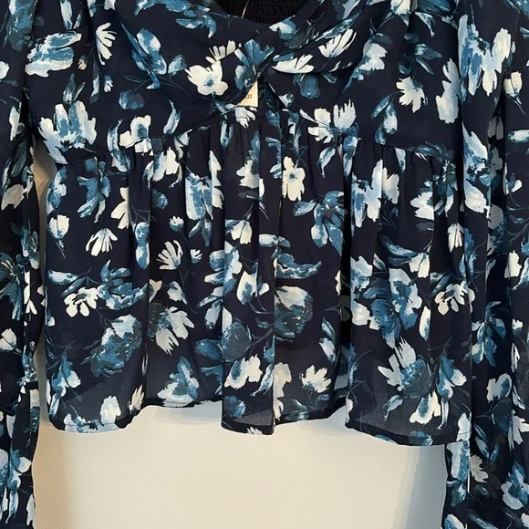 Abercrombie & Fitch Navy Flowy Floral Cropped Blouse Size Small NWT - Picture 5 of 7